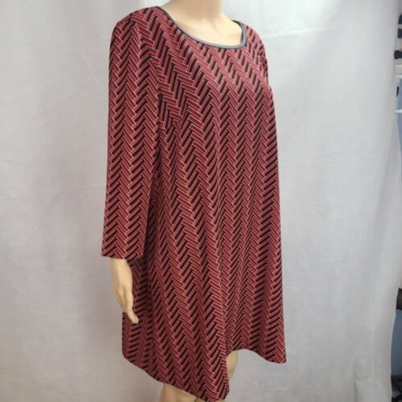 NWT Beige by ECI Women's ((L) Black and Red Chevron 3/4 Sleeve Shift Dress - Picture 9 of 12
